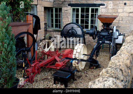 Eine Sammlung von alten landwirtschaftlichen Geräten, Willersey, Gloucestershire, England, UK