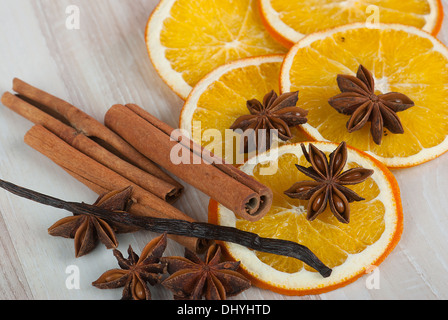 Getrocknete Orangenscheiben, Zimtstangen, Anis Sterne und Vanille Stockfoto