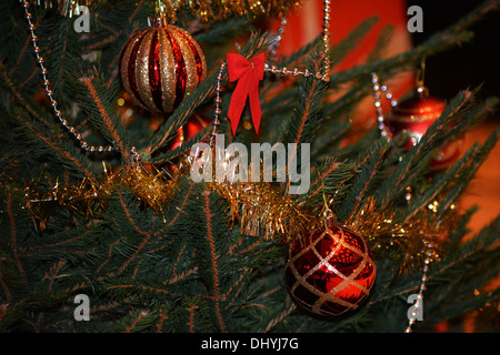 Schöne Weihnachtsdekoration auf einem Baum. Stockfoto