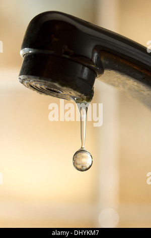 Wasserhahn tropft ohne Hintergrund Stockfoto