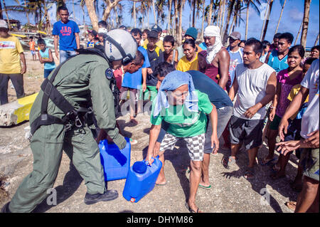 U.S. Navy Sailor entlädt Wasserversorgung warten Opfer des Super Taifun Haiyan 16. November 2013 in Henane, Philippinen. Stockfoto