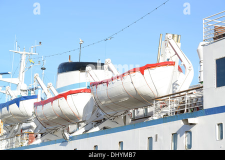 Rettungsboote auf großen weißen Passagierdeck Liner installiert Stockfoto