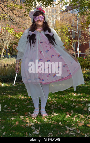 Porträt der 17-jährige Teenager-Mädchen, gekleidet in einem ungewöhnlichen Kostüm ohne ersichtlichen Grund. Washington Square Park in New York City Stockfoto