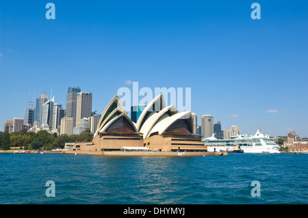 Sydney Opera House und Kreuzfahrtschiff, Sydney, Australien Stockfoto