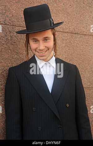 Porträt eines religiösen jüdischen Mannes mit langen Ohr Schlösser außerhalb Lubawitsch Hauptquartier in Brooklyn, New York Stockfoto