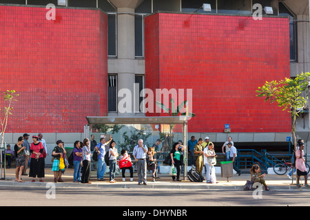 Menschen warten auf den Bus vor dem neuen zentralen Busbahnhof in Tel Aviv, Israel Stockfoto