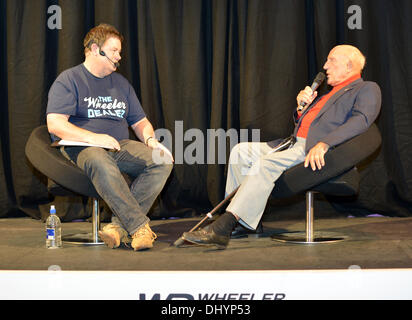 Birmingham, Vereinigtes Königreich. 16. November 2013. Sir Stirling Moss im Gespräch mit Mike Brewer an der Lancaster Insurance NEC Classic Car Show, Birmingham Credit: Matthew Richardson/Alamy Live News Stockfoto