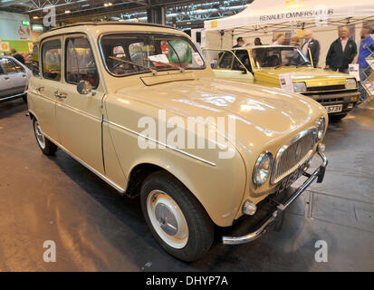 Birmingham, Vereinigtes Königreich. 16. November 2013. Oldtimer Autos auf dem Display an Lancaster Insurance NEC Classic Car Show in Birmingham. Renault 4 Credit: Matthew Richardson/Alamy Live-Nachrichten Stockfoto