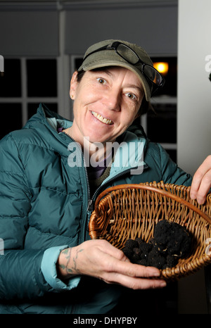 Trüffeljäger Melissa Waddingham aus Horsham in Sussex hat vor kurzem ihre größte Exemplar an einem geheimen Ort in der Nähe von Lewes gefunden. Stockfoto