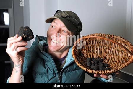 Trüffeljäger Melissa Waddingham aus Horsham in Sussex hat vor kurzem ihre größte Exemplar an einem geheimen Ort in der Nähe von Lewes gefunden. Stockfoto