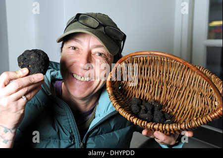 Trüffeljäger Melissa Waddingham aus Horsham in Sussex hat vor kurzem ihre größte Exemplar an einem geheimen Ort in der Nähe von Lewes gefunden. Stockfoto