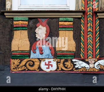 Wappen, Familie Rabe, 1542, reich verzierten Fachwerk-Stil, Dekorationen auf einem Fachwerkhaus, Einbeck, Niedersachsen, Deutschland, Stockfoto