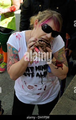 Zombie Essen menschliche Gehirne in der erste Zombie Walk, Perth, Western Australia Stockfoto