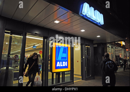 Eingang zum Aldi Supermarkt London Road Brighton UK in der Nacht Stockfoto