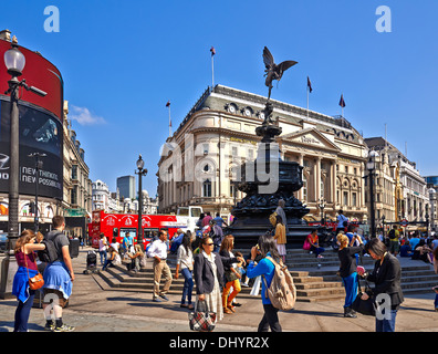 Piccadilly Circus ist eine Straßenkreuzung und öffentlichen Raum des Londoner West End Stockfoto