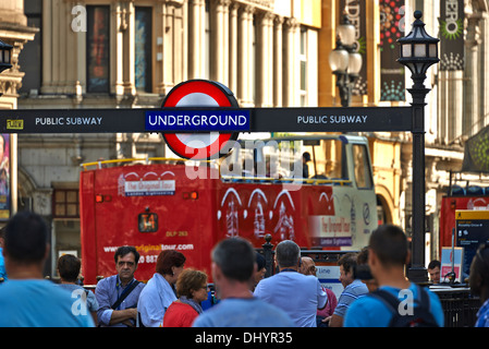 Piccadilly Circus ist eine Straßenkreuzung und öffentlichen Raum des Londoner West End Stockfoto