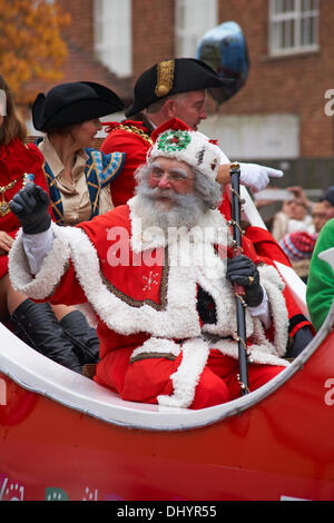 Poole, UK Sonntag, 17. November 2013. Weihnachtsmann, Santa Claus kommt in Poole. Er kam auf einem Rettungsboot mit RNLI-Crew, bereit für die Santa-Parade mit Menschenmengen säumen die Straßen, um ihn zu begrüßen. Bildnachweis: Carolyn Jenkins/Alamy Live-Nachrichten Stockfoto