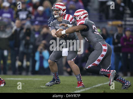 Evanston, Illinois, USA. 16. November 2013. 16. November 2013: Northwestern Quarterback, Trevor Siemian (13) den Ball zum nordwestlichen Runningback Warren Long (34) während der NCAA Football Spiel Action zwischen den Michigan Wolverines und die Northwestern Wildcats in Ryan Field in Evanston, Illinois übergeben. Michigan besiegte Northwestern 27-19 in dreifacher Überstunden. © Csm/Alamy Live-Nachrichten Stockfoto