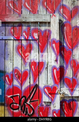 Rote Herzen gemalt auf einem Zaun, Graffiti, Deutschland, Europa Stockfoto