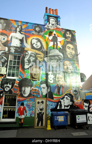 Eine Leinwandkopie der Graffiti-Kunst von Banksy der zwei küssenden Polizisten an der Wand des Prince Albert Pub in Brighton, Großbritannien 2013 Stockfoto