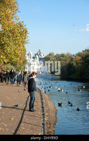 Herbst-Szene in St James Park, London Stockfoto