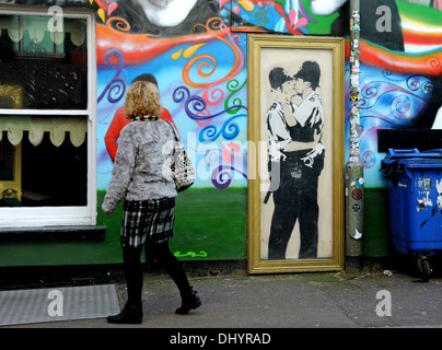 Eine Leinwandkopie der Banksy-Graffiti-Kunst der beiden küssenden Polizisten (küssende Coppers) an der Wand im Prince Albert Pub in Brighton, Großbritannien, plus George Best - Stockfoto