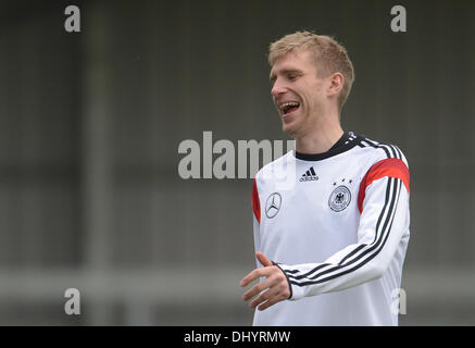 London, UK. 17. November 2013. Deutschlands Per Mertesacker lächelt während einer Trainingseinheit der deutschen Fußball-Nationalmannschaft vor dem Freundschaftsspiel gegen England in London, UK, 17. November 2013. Foto: ANDREAS GEBERT/Dpa/Alamy Live-Nachrichten Stockfoto