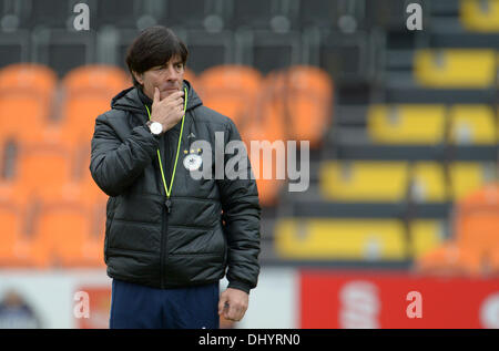 London, UK. 17. November 2013. Deutschlands Trainer Joachim Loew führt ein Training der deutschen Fußball-Nationalmannschaft vor dem Freundschaftsspiel gegen England in London, UK, 17. November 2013. Foto: ANDREAS GEBERT/Dpa/Alamy Live-Nachrichten Stockfoto