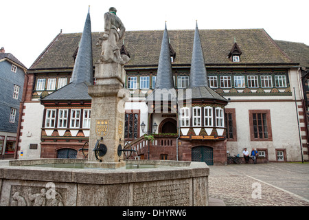 Altes Rathaus, Marktplatz mit Till Eulenspiegel-Brunnen in Einbeck, Niedersachsen, Deutschland, Europa Stockfoto