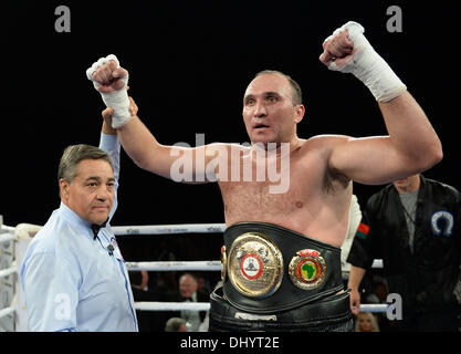 Hamilton, Neuseeland. 16. November 2013. Boxen. David Tua V Alexander Ustinov. Hydr8 Null, David V Goliath von Duco Veranstaltungen, Claudelands-Event-Center, Hamilton, Neuseeland. Ustinov feiert seinen Sieg Credit: Action Plus Sport/Alamy Live News Stockfoto