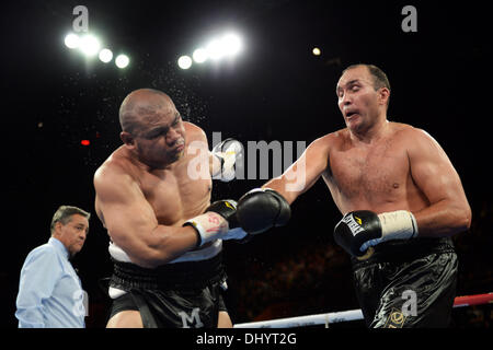 Hamilton, Neuseeland. 16. November 2013. Boxen. David Tua V Alexander Ustinov. Hydr8 Null, David V Goliath von Duco Veranstaltungen, Claudelands-Event-Center, Hamilton, Neuseeland. Tua vertuscht Credit: Action Plus Sport/Alamy Live News Stockfoto