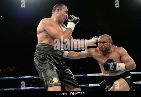 Hamilton, Neuseeland. 16. November 2013. Boxen. David Tua V Alexander Ustinov. Hydr8 Null, David V Goliath von Duco Veranstaltungen, Claudelands-Event-Center, Hamilton, Neuseeland. Bildnachweis: Aktion Plus Sport/Alamy Live-Nachrichten Stockfoto