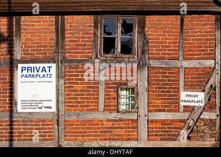 Alte Mauer mit Parkverbot-Schilder, Privatparkplatz, Deutschland, Europa Stockfoto