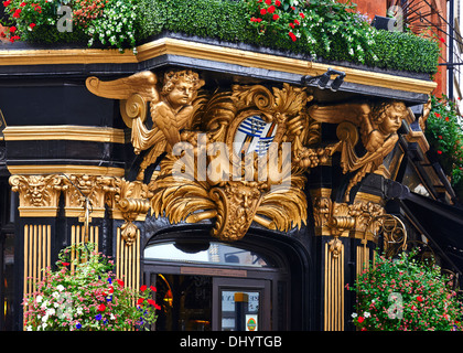 Shaftesbury Avenue ist eine wichtige Straße im Zentrum von London, England, nach Anthony Ashley Cooper, 7. Earl of Shaftesbury benannt Stockfoto