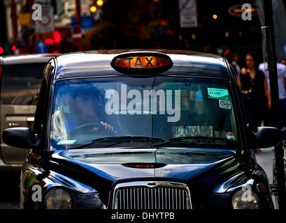 Piccadilly Circus ist eine Straßenkreuzung und öffentlichen Raum des Londoner West End Stockfoto