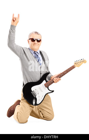 Cool senior Mann mit einer e-Gitarre ein Handzeichen zu geben Stockfoto