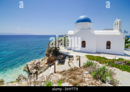 Weiß getünchte blaue Kuppel griechische Kirche mit Blick auf das Ägäische Meer im Piso Livadi, Insel Paros, Kykladen, Griechenland Stockfoto