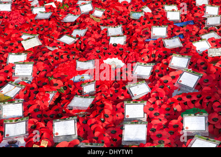 Gedenktag Mohn Kränze am Ehrenmal, Whitehall, Westminster, London. Stockfoto