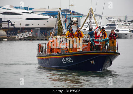 Poole, UK Sonntag, 17. November 2013. Weihnachtsmann, Santa Claus kommt in Poole. Er kam auf einem Rettungsboot mit RNLI-Crew, bereit für die Santa-Parade mit Menschenmengen säumen die Straßen, um ihn zu begrüßen. Bildnachweis: Carolyn Jenkins/Alamy Live-Nachrichten Stockfoto