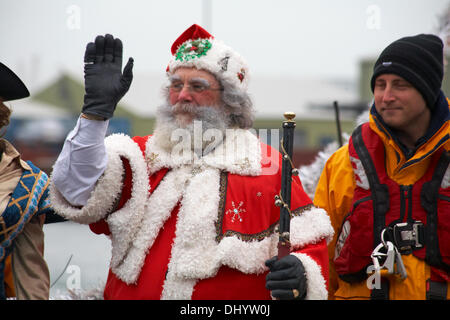 Poole, UK Sonntag, 17. November 2013. Weihnachtsmann, Santa Claus kommt in Poole. Er kam auf einem Rettungsboot mit RNLI-Crew, bereit für die Santa-Parade mit Menschenmengen säumen die Straßen, um ihn zu begrüßen. Bildnachweis: Carolyn Jenkins/Alamy Live-Nachrichten Stockfoto