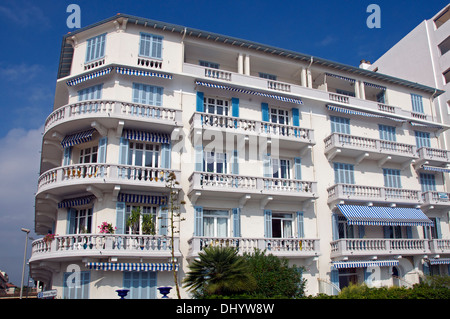 Moderne weiße Appartementhaus Juan Les Pins Cote d ' Azure Französisch Riviera Provence Frankreich Stockfoto