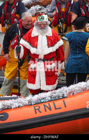 Poole, UK Sonntag, 17. November 2013. Weihnachtsmann, Santa Claus kommt in Poole. Er kam auf einem Rettungsboot mit RNLI-Crew, bereit für die Santa-Parade mit Menschenmengen säumen die Straßen, um ihn zu begrüßen. Bildnachweis: Carolyn Jenkins/Alamy Live-Nachrichten Stockfoto