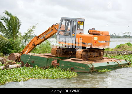 Bagger auf Hausboot in Kerala, Indien Stockfoto