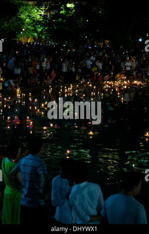 Bangkok, Thailand. 17. November 2013. Thais schweben ihre Krathongs Benjasiri Park während Loy Krathong Festival, Bangkok, Thailand. Loy Krathong (auch geschrieben als Loi Krathong & bekannt als "The Festival of Light") ist gefeierter jährlich in ganz Thailand und bestimmte Teile von Laos und Burma. Der Name könnte übersetzt '' schwebende Krone '' oder '' schwimmende Dekoration '' und stammt aus der Tradition in der Herstellung von heiter Dekorationen, die dann auf einem Fluss geschwommen sind. Bildnachweis: Kraig Lieb / Alamy Live News Stockfoto