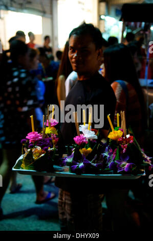 Bangkok, Thailand. 17. November 2013. Thailändische Hersteller Verkauf Krathongs Benjasiri Park während Loy Krathong Festival, Bangkok, Thailand.  Loy Krathong (auch geschrieben als Loi Krathong & bekannt als "The Festival of Light") ist gefeierter jährlich in ganz Thailand und bestimmte Teile von Laos und Burma. Der Name könnte übersetzt '' schwebende Krone '' oder '' schwimmende Dekoration '' und stammt aus der Tradition in der Herstellung von heiter Dekorationen, die dann auf einem Fluss geschwommen sind. Bildnachweis: Kraig Lieb / Alamy Live News Stockfoto