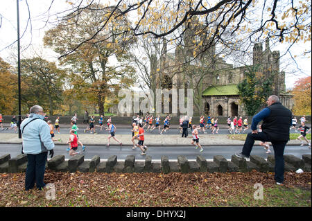 Kirkstall Abbey Leeds, UK. 17. November 2013. Eine geschätzte 12.500 Läufer nahmen an der 27. Leeds Abtei Dash Credit: Steven Schofield/Alamy Live News Stockfoto