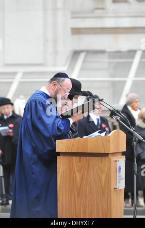 Whitehall, London, UK. 17. November 2013. Der Chief Rabbi Ephraim Mirvis führt durch den Dienst an der jüdischen Vereinigung der Ex-Sevicemen und Frauen jährliche Gedenkveranstaltung. Bildnachweis: Matthew Chattle/Alamy Live-Nachrichten Stockfoto