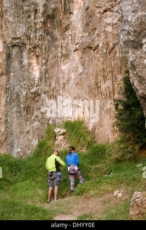 Ein junges Paar vor einer Felswand, die Vorbereitung für das Klettern in Mijas Costa Del Sol, Spanien. Stockfoto