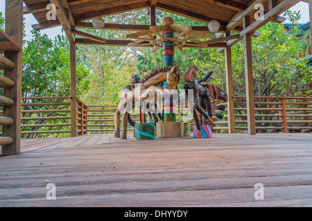 Aus Holz handgefertigten Karussell von Künstler Mary Ann Voorhis, in der "Maloof Collection" zu Hause und Laden der Schreiner Sam Maloof. Stockfoto