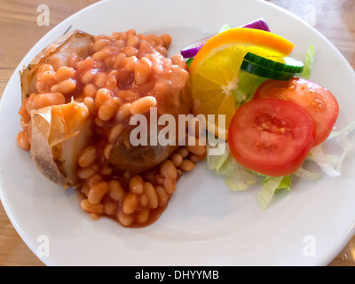 Billiges gesundes Mittagessen Ofenkartoffeln, gebackenen Bohnen und Salat Stockfoto